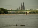 PKW aus Rhein geborgen Koeln Riehl Hoehe AXA Hochhaus P15